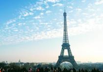 В Эйфелеву башню попала молния — это заметили жители Парижа