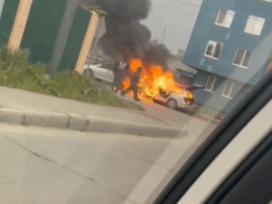 В Южно-Сахалинске огонь с горящей Toyota Corolla перекинулся на другой автомобиль