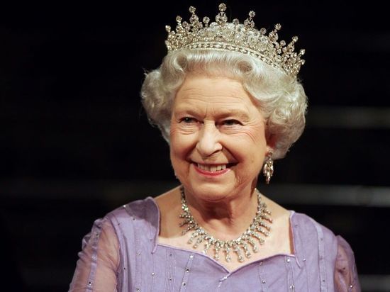 С 70-летием правления Елизавету II поздравили группа Queen и медвежонок Паддингтон