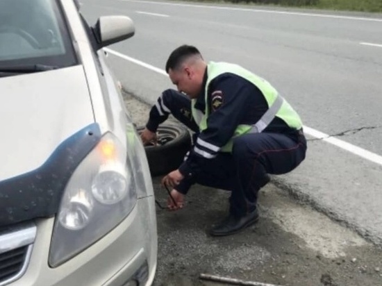 Под Челябинском полицейские помогли автоледи поменять пробитое колесо