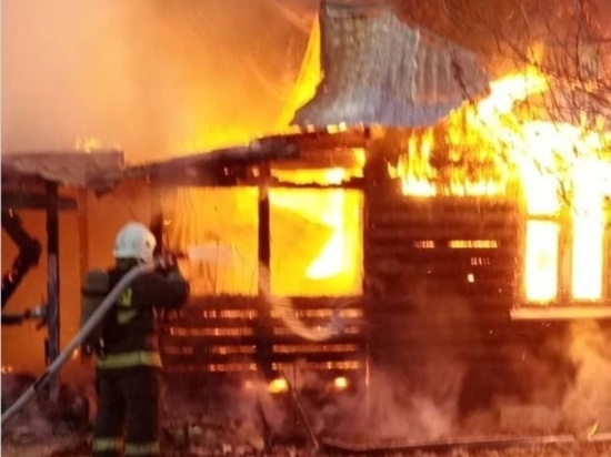 Один человек пострадал на пожаре бани в Калуге
