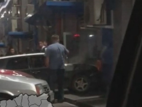 Автомобиль врезался в ночной бар в Кемерове