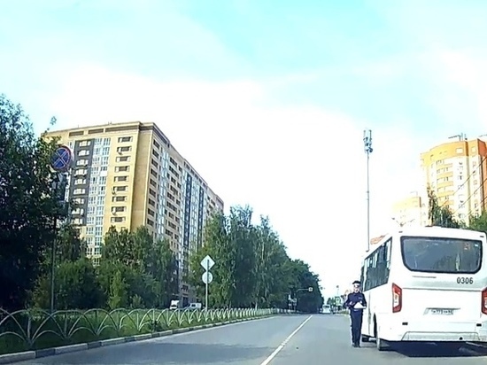 На улице Шереметьевской в Рязани автобус снёс барьерное ограждение