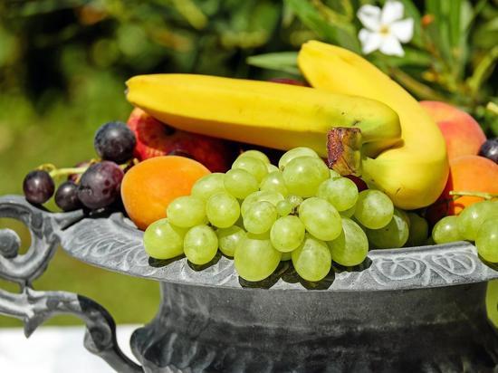 Чем опасны фрукты для пожилых людей