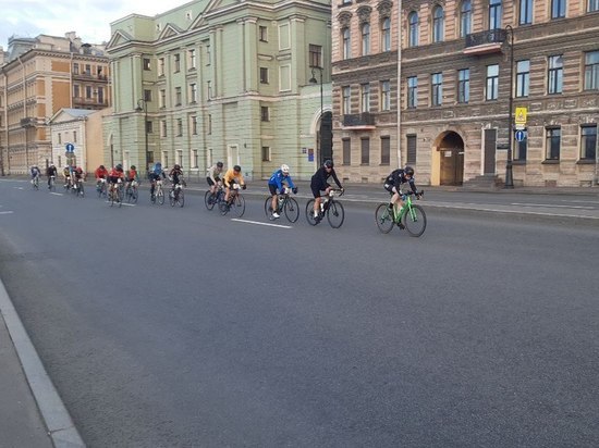 Ночной заезд La Strada собрал в Петербурге две тысячи велосипедистов
