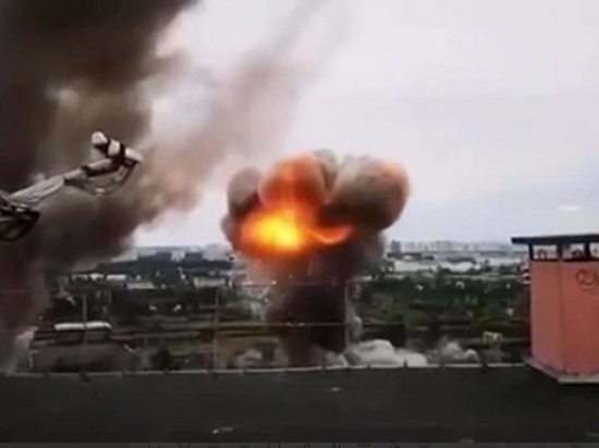 Появилось видео удара по заводу в Киеве