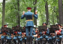 С 5 июня в Летнем саду начнутся регулярные выступления военных оркестров Западного военного округа. Об этом сообщили в официальной группе «Садов Русского музея» «ВКонтакте».