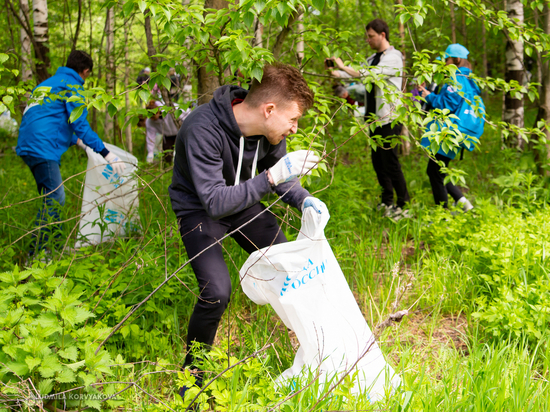 Берег Неглинки в Петрозаводске очищали от мусора