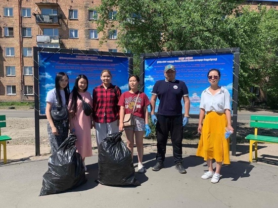 В столице Тувы в День эколога провели уборку мусора