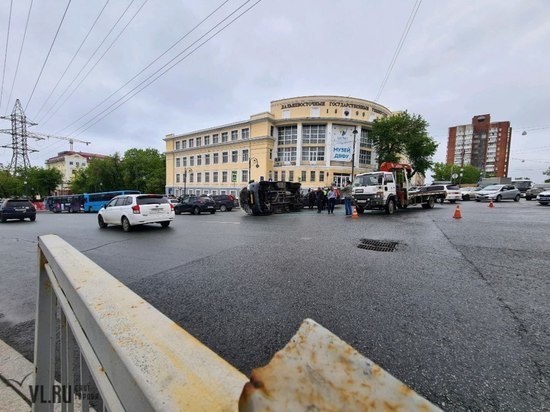  Во Владивостоке возле Покровского парка столкнулись такси и автобус: есть пострадавшие