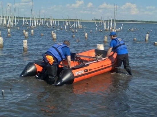 Молодой южноуралец утонул в озере, спасатели ищут тело