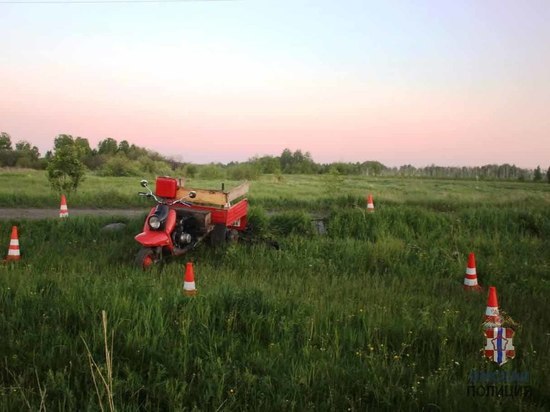 В Омской области после опрокидывания мотороллера погиб его водитель