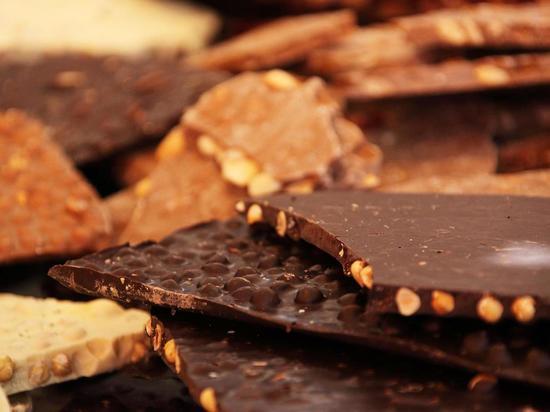Невролог рекомендовала отказаться от шоколада и сыра для избавления от приступов мигрени