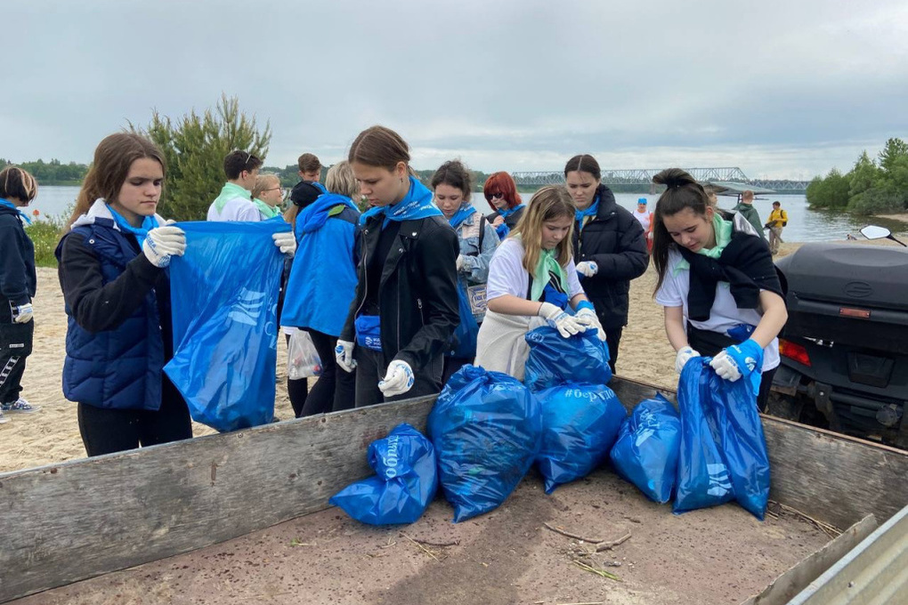 Жители Костромы в рамках «Марафона зеленых дел» очистили от мусора Чернигинскую набережную