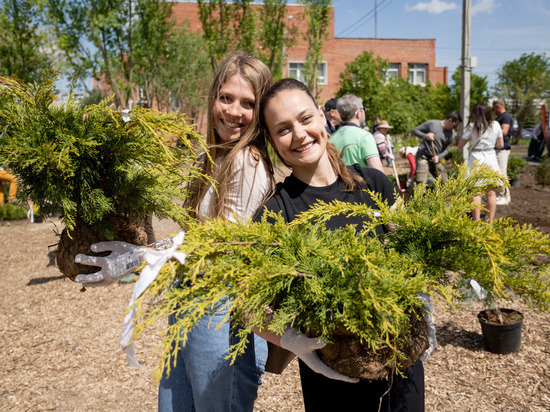 Актёры «Зеленого театра» подарили ботаническому саду ЧелГУ 600 саженцев хвойных и лиственных растений
