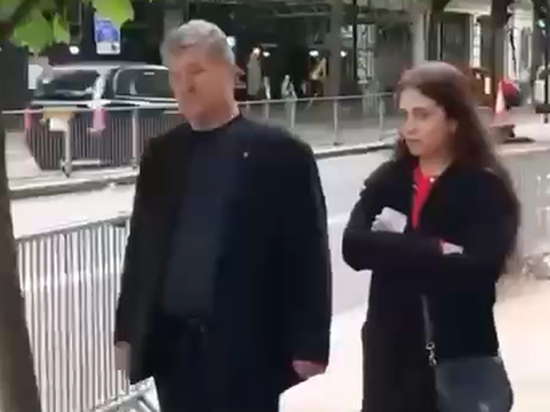 Предположительно, бывший украинский лидер шел со своей дочерью
