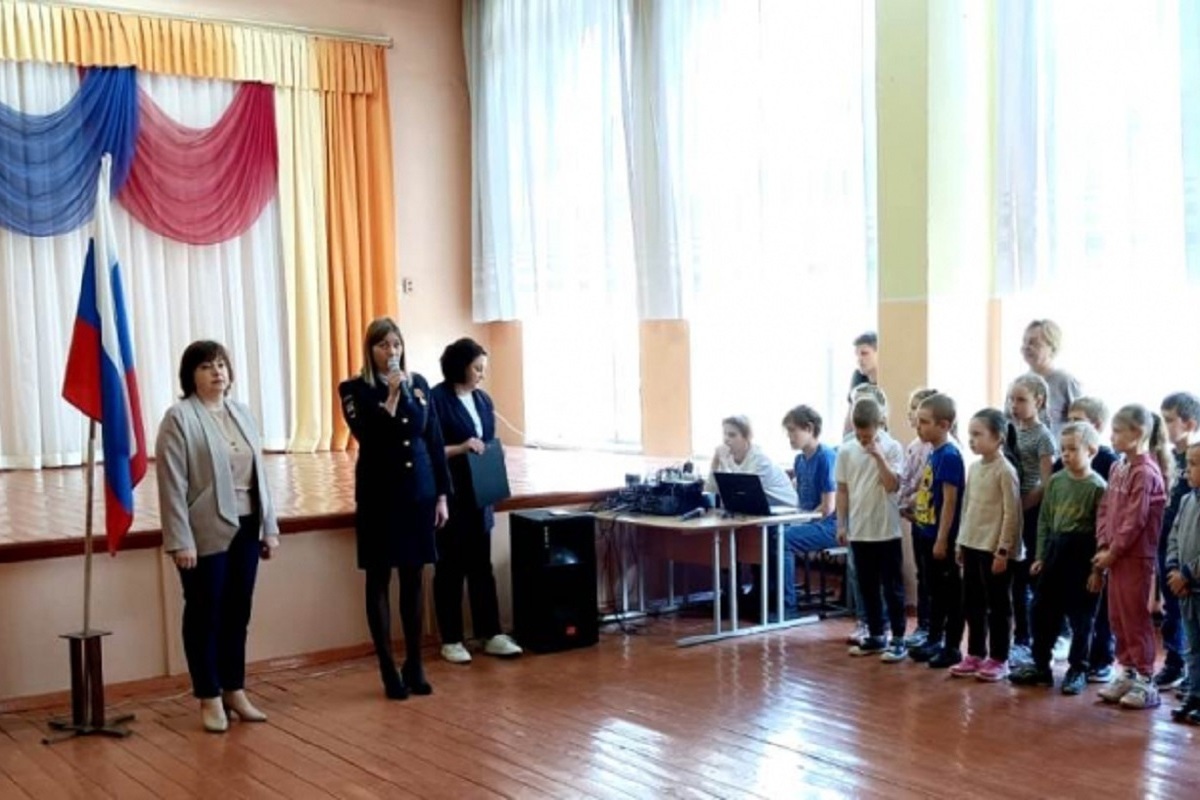 Вынос знамени в школе. 25 школа брянск. Школьники на линейке. Патриотические линейки в школах. Лагерь в великих луках.