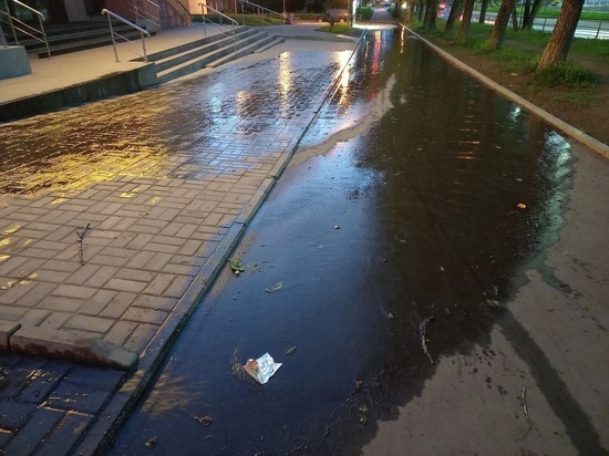 По улице Петрозаводска продолжает течь вода, мэрия пытается устранить проблему
