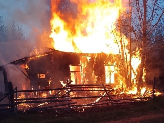 Деревянный дом загорелся в поселке Карелии