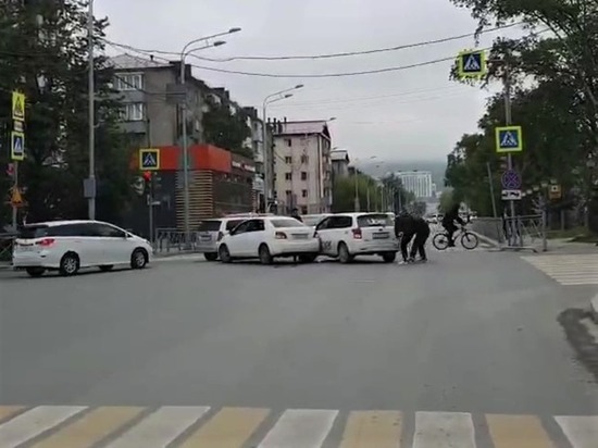 Автомобиль такси столкнулся с Toyota Belta в Южно-Сахалинске