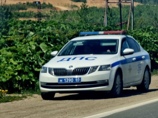 Внедорожник съехал в кювет и опрокинулся в центре Сахалина