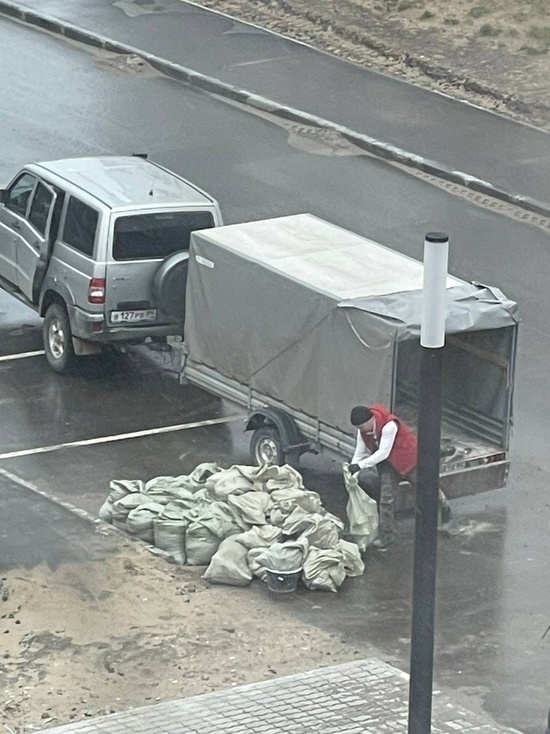 Житель Нового Уренгоя вывалил строительный мусор к дороге и прославился на весь город