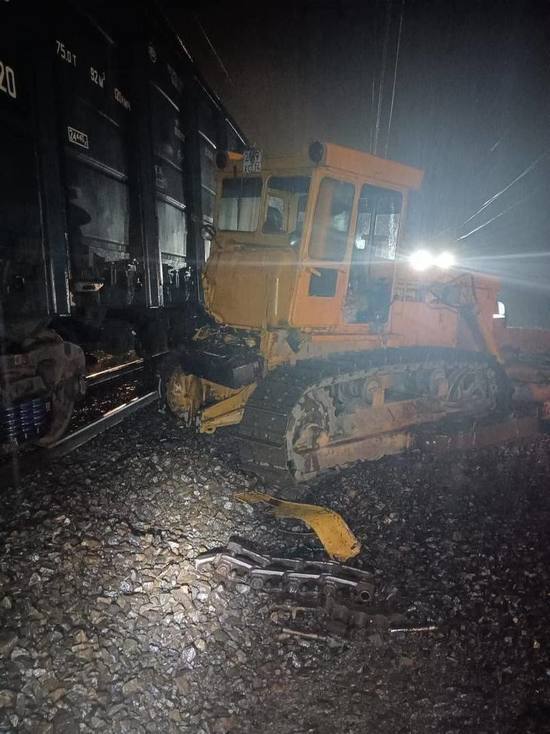 Грузовой поезд и бульдозер столкнулись в Челябинской области