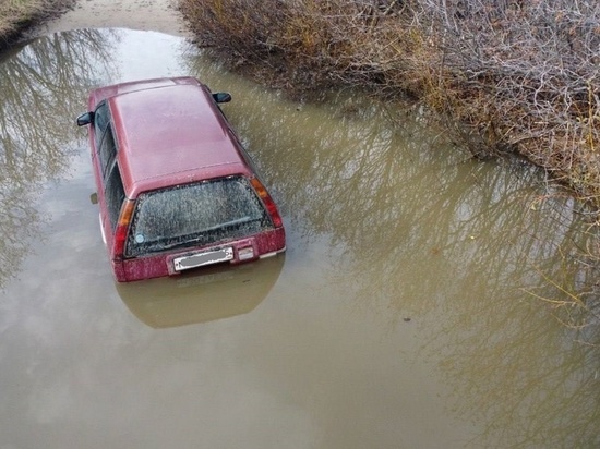 Неизвестный утопил автомобиль в озере на Сахалине