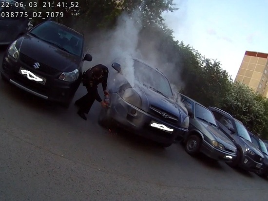 Полицейские оперативно потушили загоревшуюся машину в Екатеринбурге