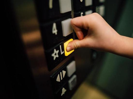 Женщина «сходила по-маленькому» в лифте жилого дома в Барнауле