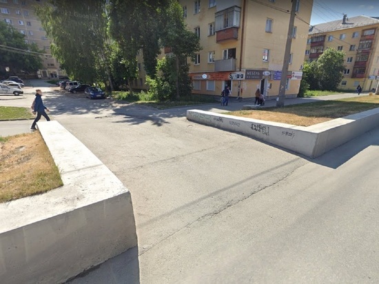 Самокатчик перелетел через капот автомобиля в Екатеринбурге