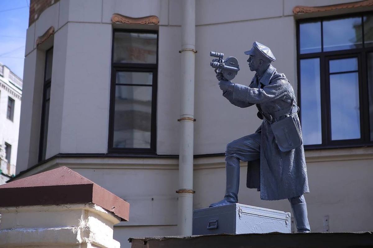 Памятник фронтовому кинооператору установили на Каменноостровском