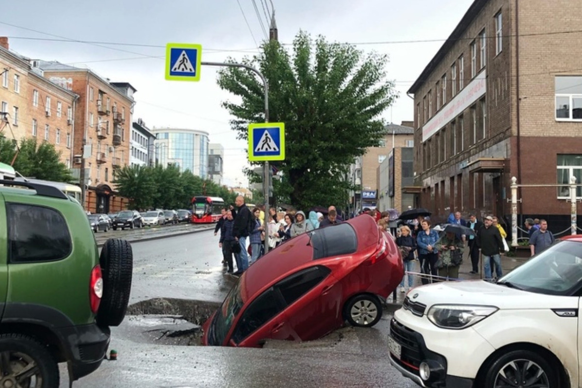 После ливня в Ижевске машина провалилась под асфальт - МК Ижевск