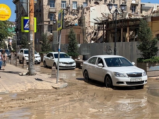 В Ростове проезжую часть переулка Семашко залило водой из-за аварии