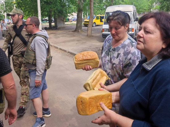 В Рубежное привезли 2,2 тысяч буханок хлеба