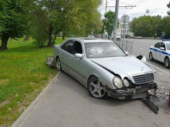 В Казани автоледи врезалась в забор и попала в больницу
