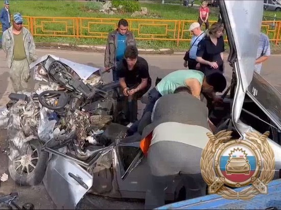 Двое человек пострадали при столкновении легковушки и грузовика в Башкирии
