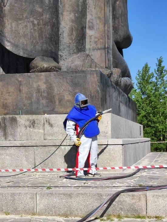 На памятнике Александру Невскому начались восстановительные работы