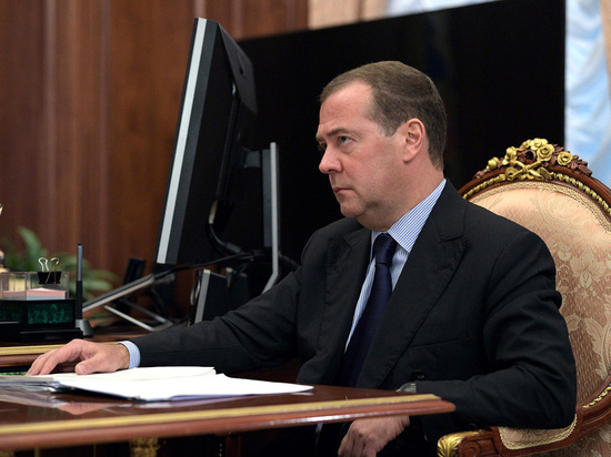 Власти Италии возмутились постом Медведева про "ублюдков и выродков"