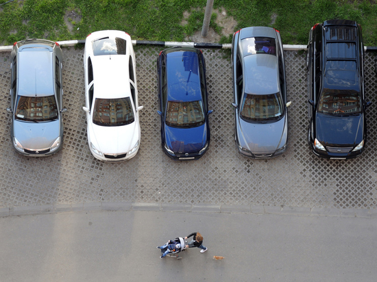 Многодетным семьям Подмосковья захотели разрешить парковаться бесплатно
