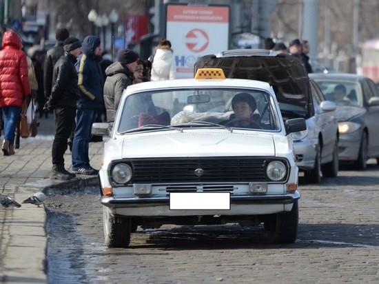 Таксист в Екатеринбурге снял на видео, как его избивает пассажир