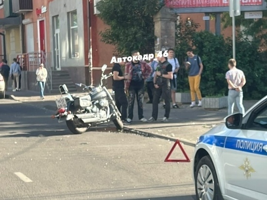 В центре Курска мотоциклист ДТП влетел в легковушку