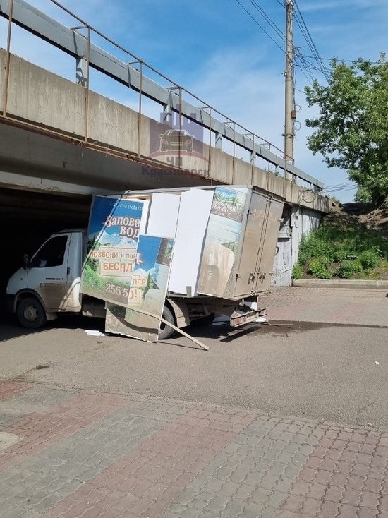 Грузовой фургон застрял под мостом на острове Татышев в Красноярске