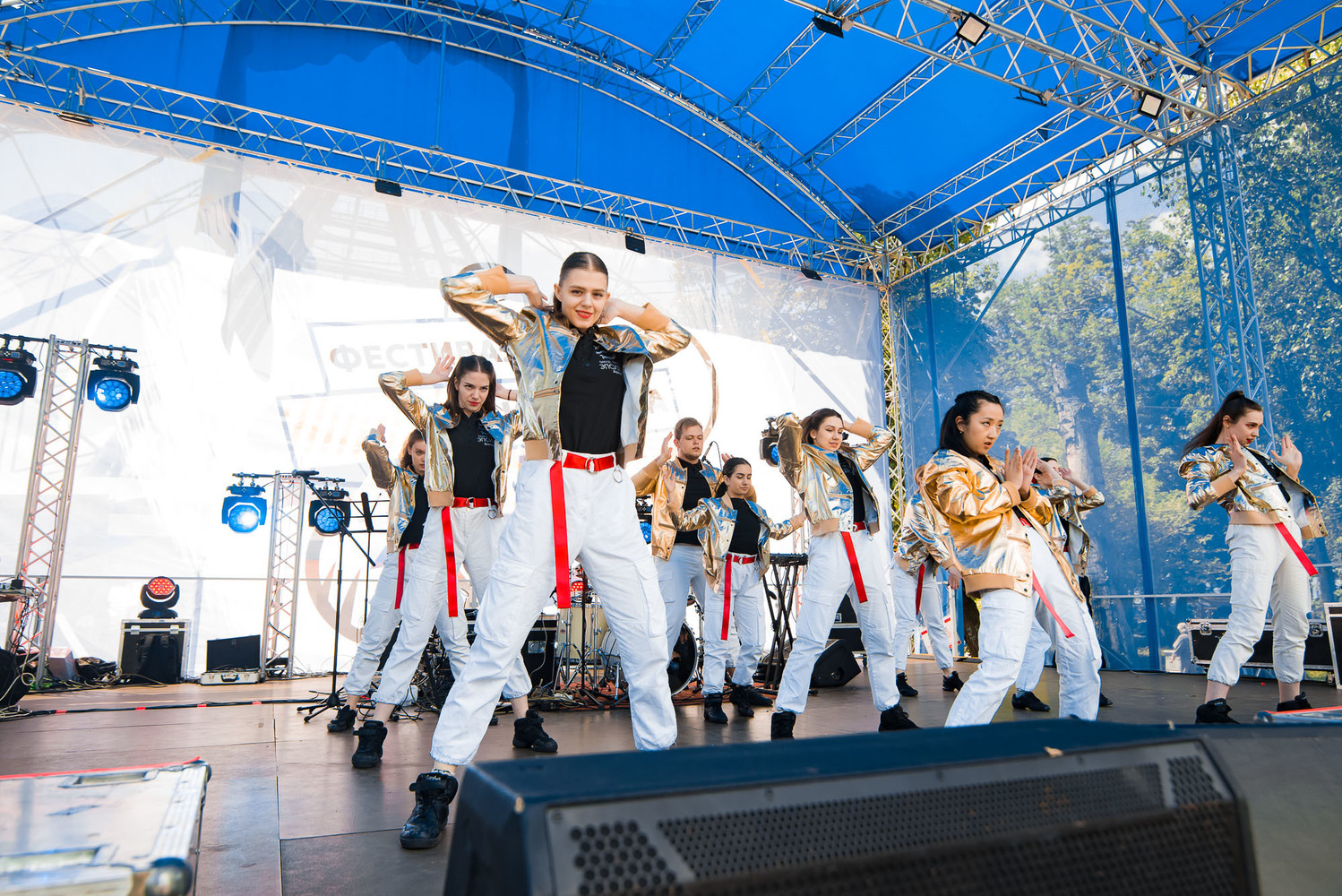 Битбокс, танцы и файер-шоу на набережной Хабаровска
