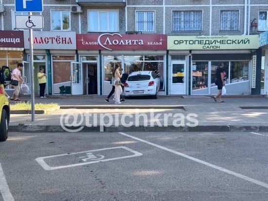 В Краснодаре иномарка «влетела» в витрину магазина нижнего белья