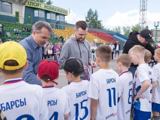 Это проект Российского футбольного союза, в котором именитые футболисты приезжают в свои родные города, проводят мастер-классы и турниры