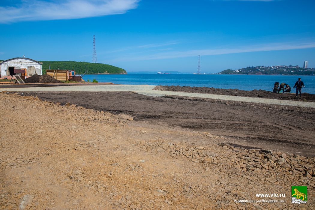 Работы на будущем пляже на Русском острове в разгаре: фото с места событий
