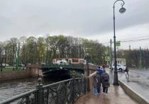 На Петербург надвигаются ливни и грозы, в связи с этим объявлен «желтый» уровень опасности. Об этом сообщили в пресс-службе Смольного.