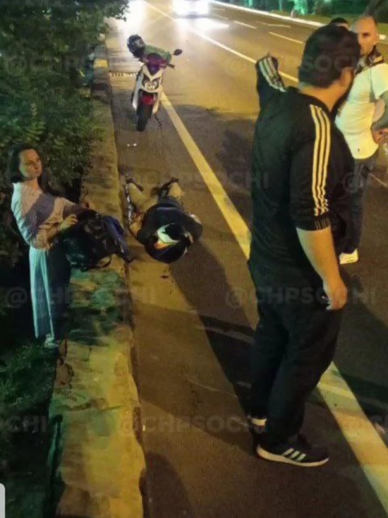 В центре Сочи водитель спортбайка не справился с управлением и допустил опрокидывание