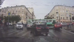 В центре Ижевска автомобиль провалился в гигантскую яму: видео